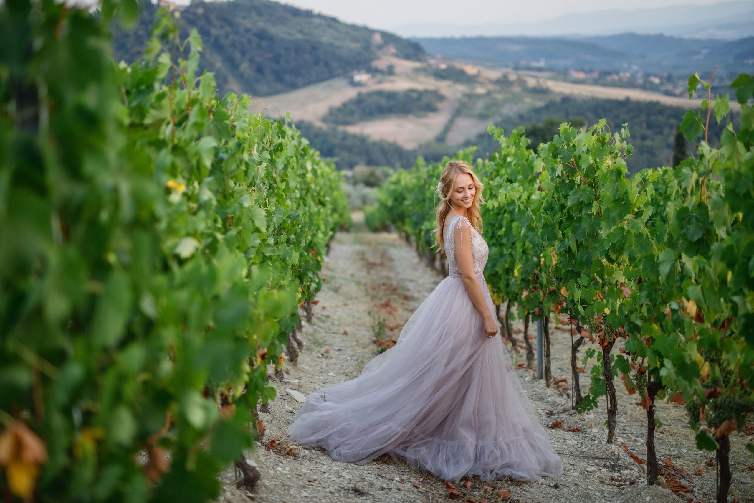 une mariée dans les vignes en Toscane